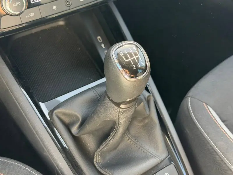 Le levier de vitesses manuel en gros plan à l'intérieur d'une Skoda Kamiq 2025, finition Gris Graphite métallisé.