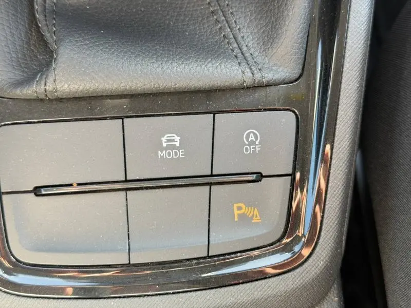 Gros plan sur les boutons de commande du mode de conduite et du système de stationnement du Skoda Kamiq 2025.
