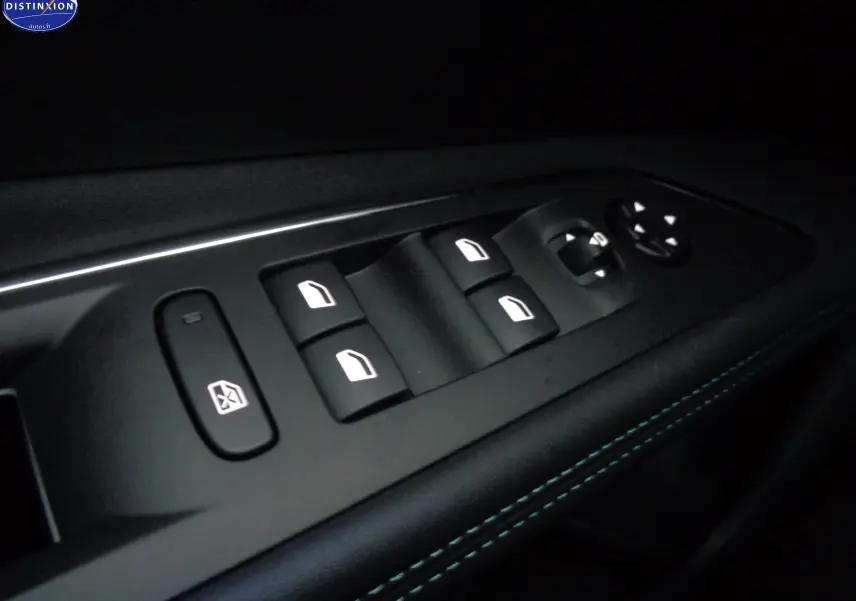Commande des vitres électriques et réglage des rétroviseurs sur la porte côté conducteur d'un Peugeot 3008 gris platinium.