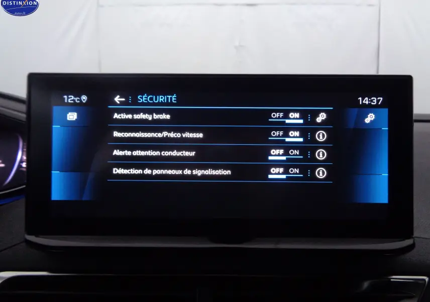 Écran tactile intérieur du Peugeot 3008 2023 affichant les réglages de sécurité activés en mode nuit.