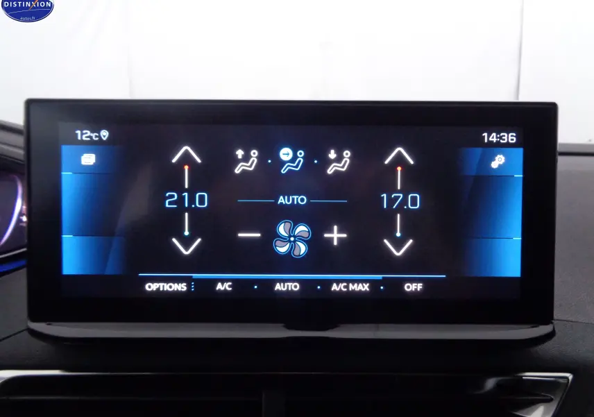 Écran tactile du système de climatisation automatique du Peugeot 3008 gris platinium, affichant 21°C à gauche et 17°C à droite.