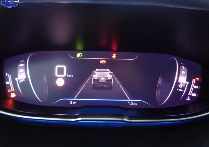 Tableau de bord numérique du Peugeot 3008 2023 affichant la vitesse à 0 km/h et l'icône d'un véhicule gris platinium en vue arrière.