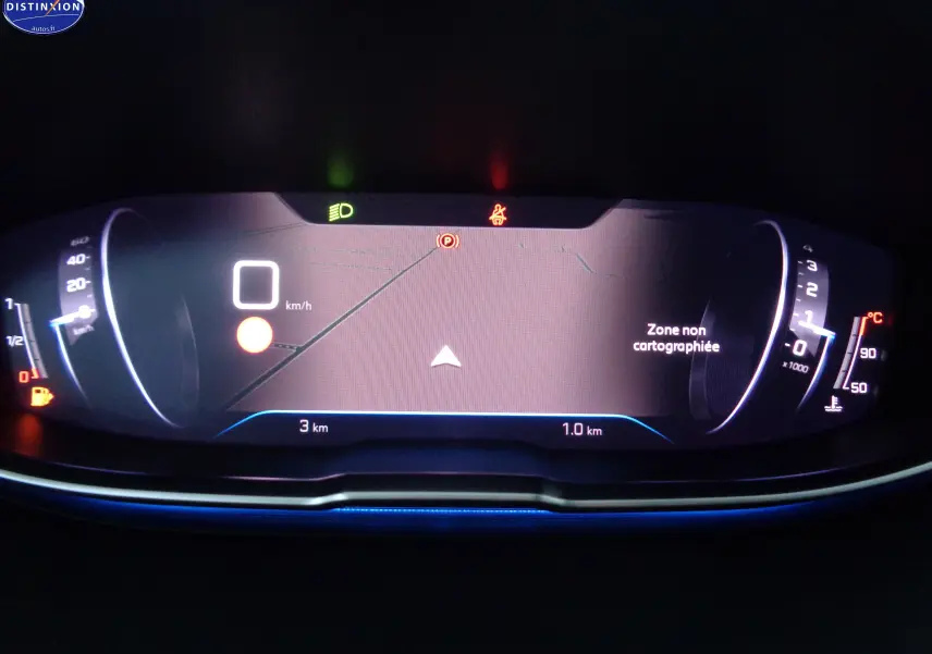 Tableau de bord numérique du Peugeot 3008 2023, affichant la vitesse, la température et une carte non cartographiée.