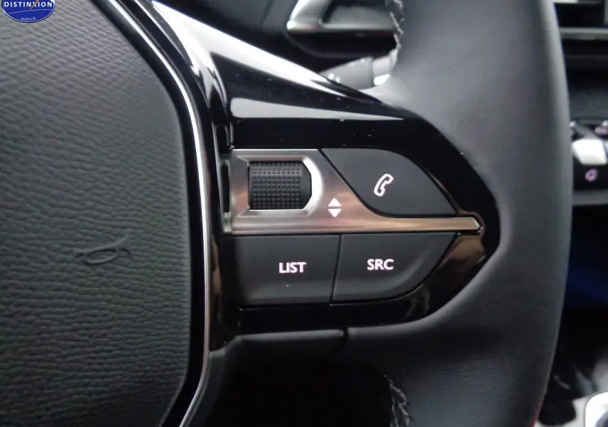 Gros plan sur les commandes gauche du volant noir du Peugeot 3008 2023 gris platinium, boutons appel et liste visibles.