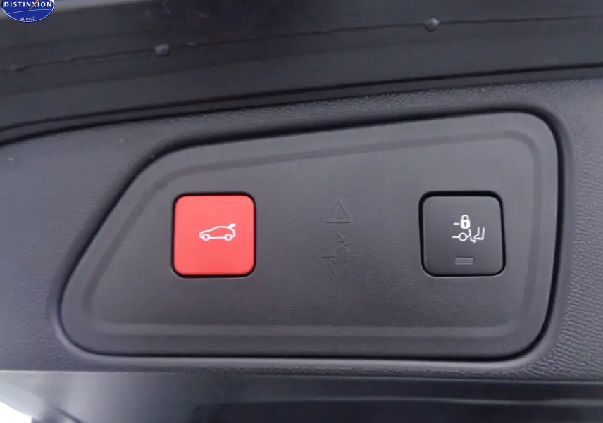 Boutons de commande du hayon et verrouillage enfant sur le panneau intérieur d'un Peugeot 3008 gris platinium 2023.