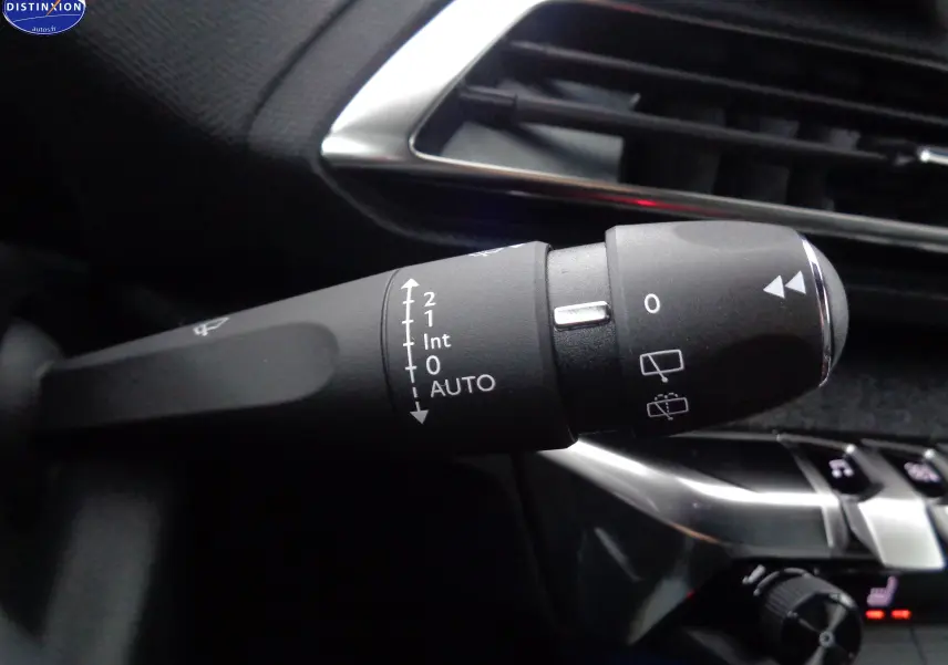 Gros plan sur la commande des essuie-glaces du Peugeot 3008 gris platinium, avec détails des réglages automatiques et manuels.