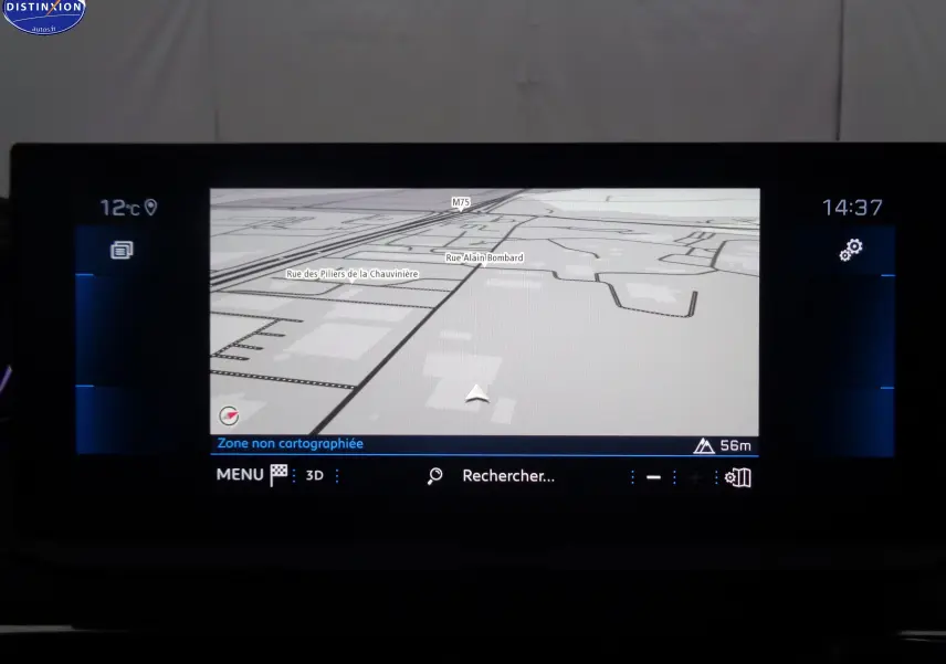 Écran tactile du système de navigation du Peugeot 3008 2023 affichant une carte en 3D en intérieur véhicule.