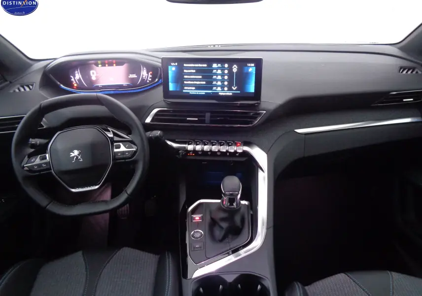 Vue intérieure avant du Peugeot 3008 gris platinium métal 2023, avec tableau de bord digital et écran tactile central.