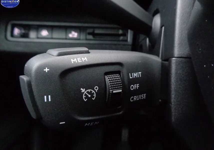 Gros plan sur la commande de régulateur de vitesse du Peugeot 3008 gris platinium, avec boutons MEM et sélecteur LIMIT/OFF/CRUISE.