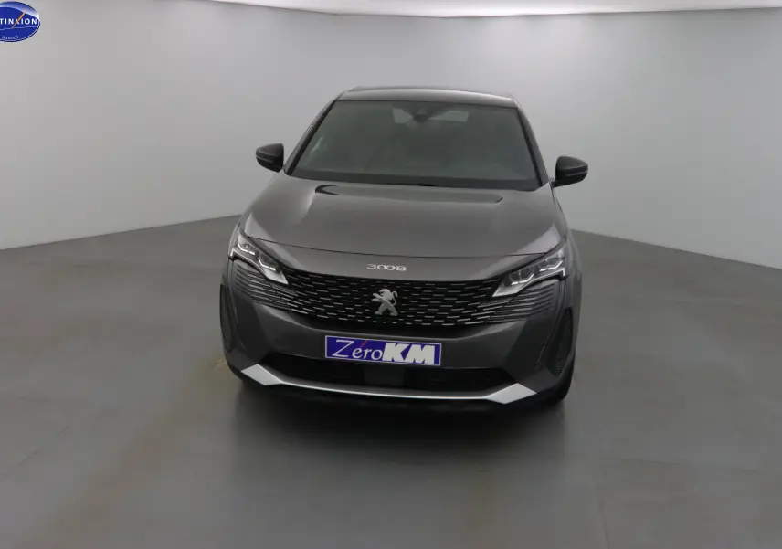 Vue frontale d'un Peugeot 3008 gris platinium métallisé avec calandre noire et phares LED modernes.