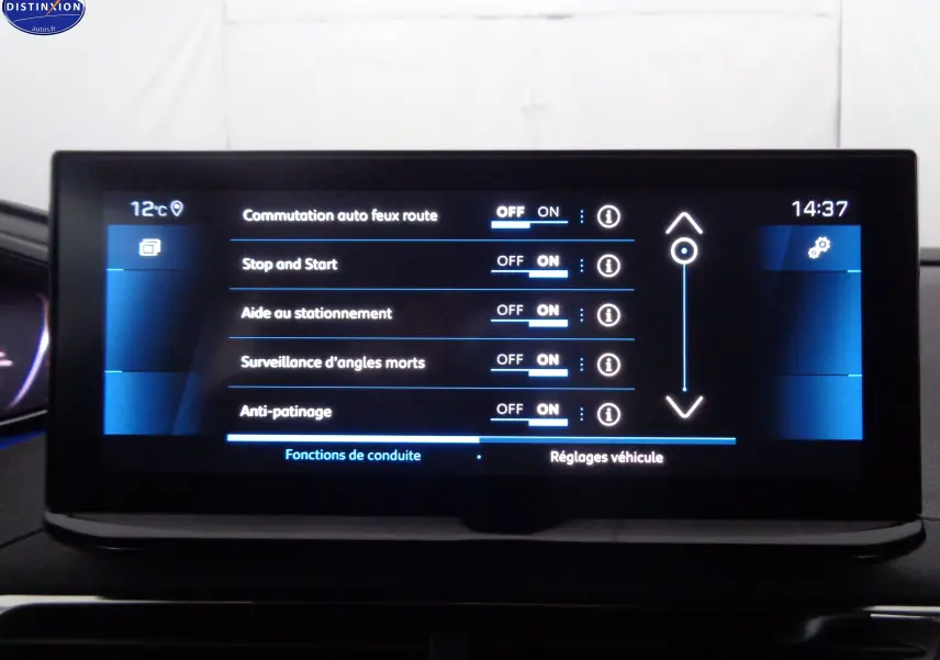 Écran tactile central du Peugeot 3008 2023 affichant les réglages d'aides à la conduite avec interface moderne.