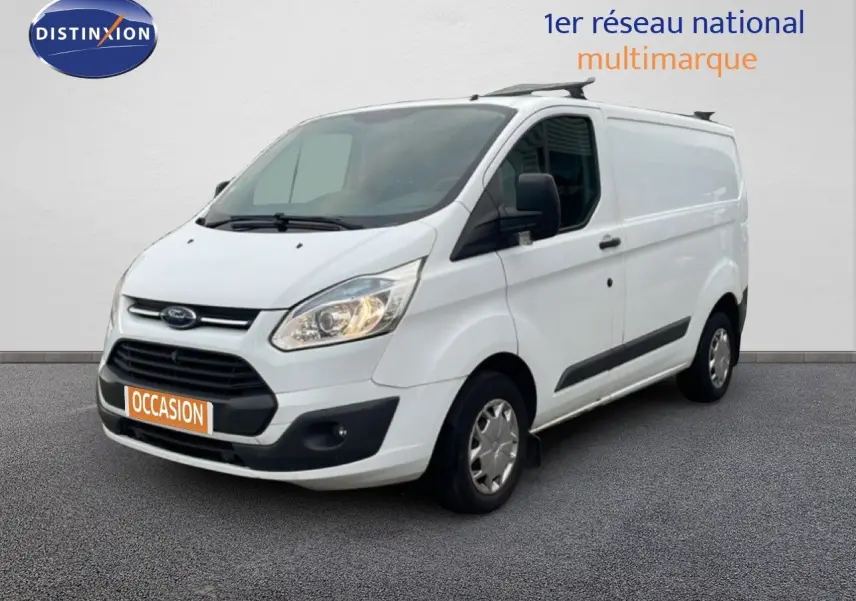 Ford Transit Custom blanc vu en 3/4 avant droit avec calandre noire et plaque orange "OCCASION" visible.
