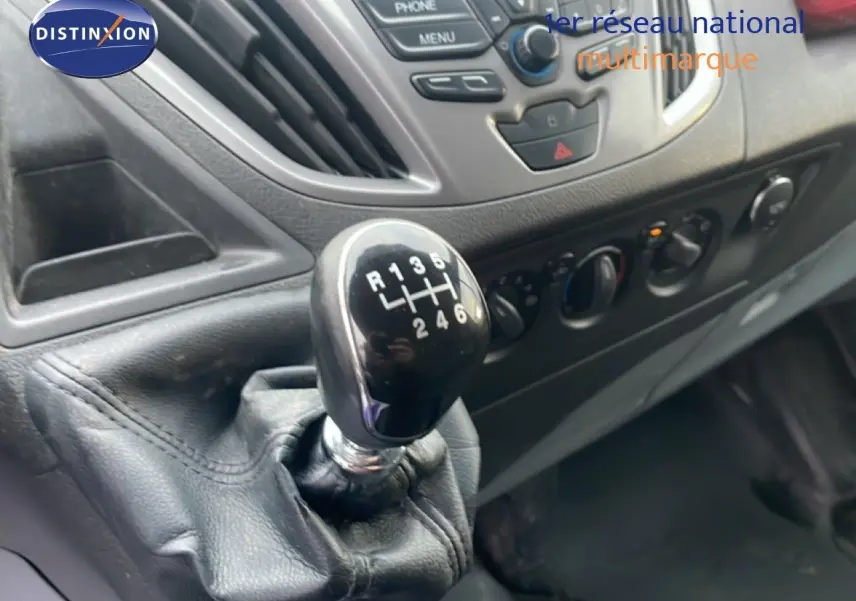 Le levier de vitesses manuel noir du Ford Transit Custom blanc, vue rapprochée de la console centrale intérieure.