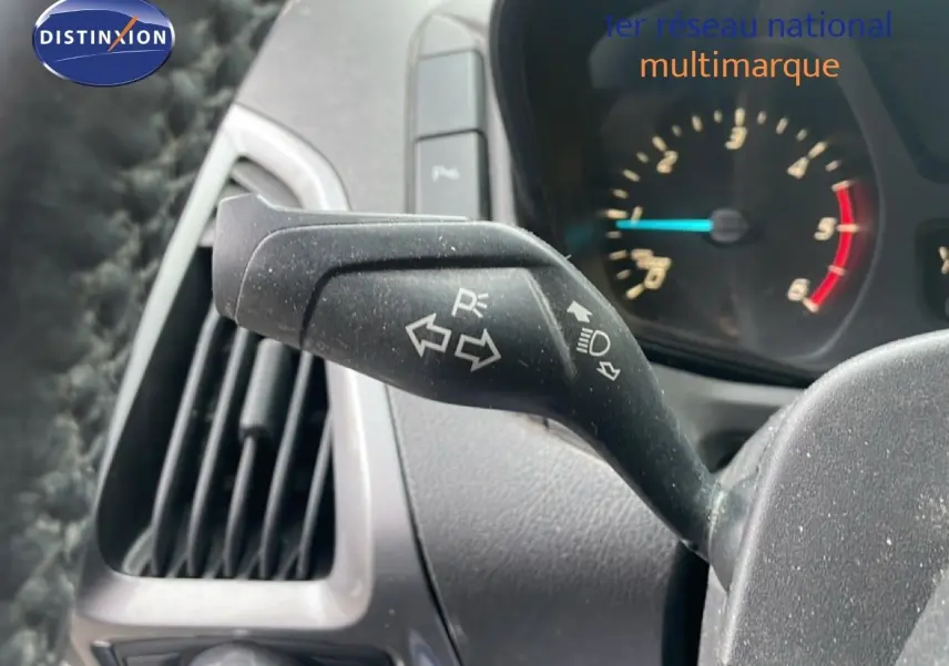 Levier de clignotant en gros plan sur tableau de bord gris du Ford Transit Custom blanc, version 2016.