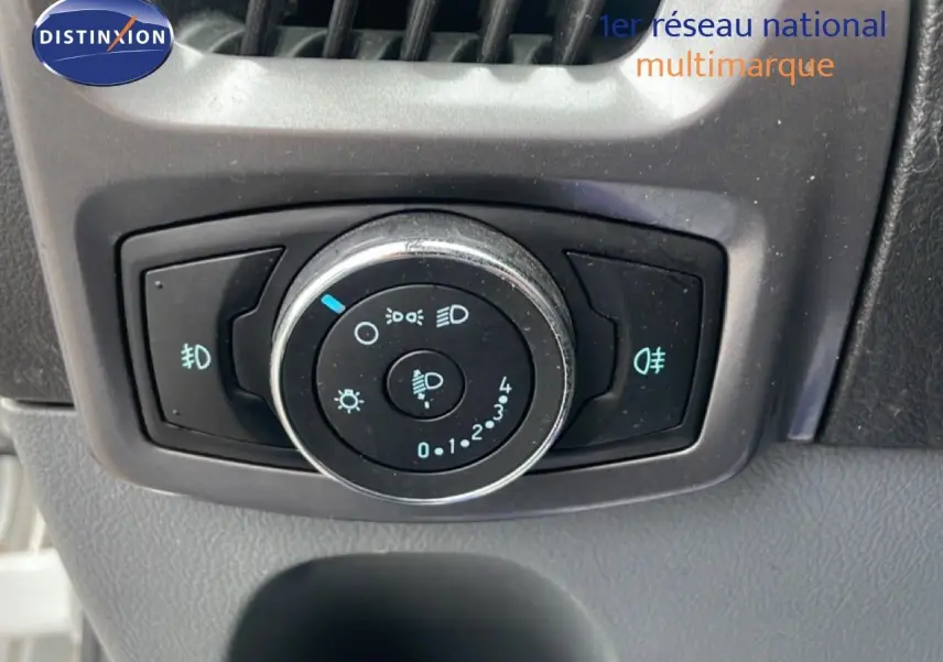 Gros plan sur le sélecteur d'éclairage du tableau de bord du Ford Transit Custom blanc L1H1 2016.