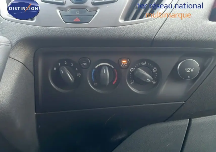 Tableau de bord noir du Ford Transit Custom L1H1 2016 montrant les commandes de climatisation et prise 12V.