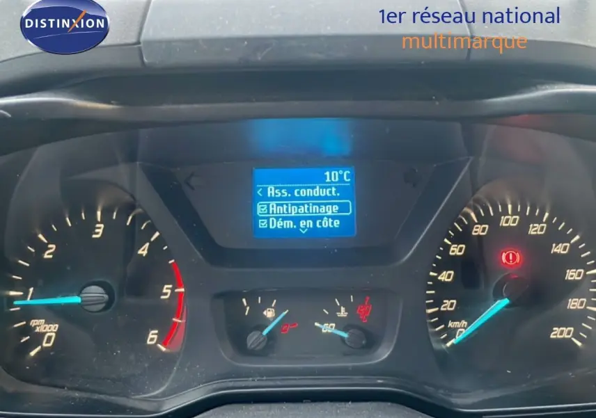 Tableau de bord du Ford Transit Custom blanc 2016, affichage digital et compteurs vus de face.