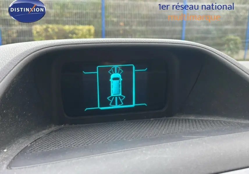 Écran de tableau de bord du Ford Transit Custom L1H1 2016 affichant le système d'aide au stationnement.