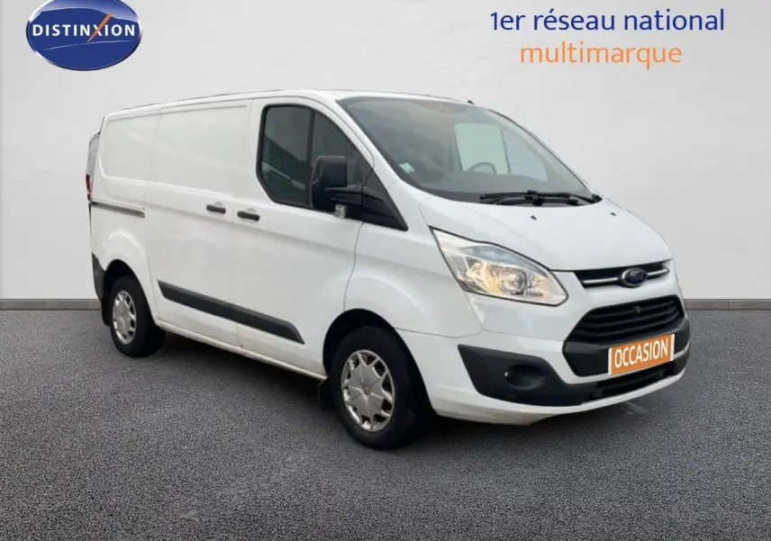 Fourgon blanc Ford Transit Custom L1H1 2016 vu en 3/4 avant droit avec plaque occasion visible