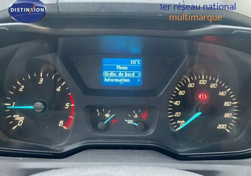 Tableau de bord du Ford Transit Custom blanc 2016 montrant compte-tours, vitesse et écran digital à 10°C