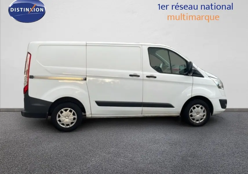 Profil côté gauche d'un fourgon Ford Transit Custom blanc L1H1 2016 avec jantes acier et protections noires.