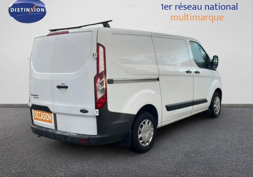 Vue 3/4 arrière droite d'un fourgon Ford Transit Custom blanc L1H1 2016 avec porte latérale coulissante et jantes acier.