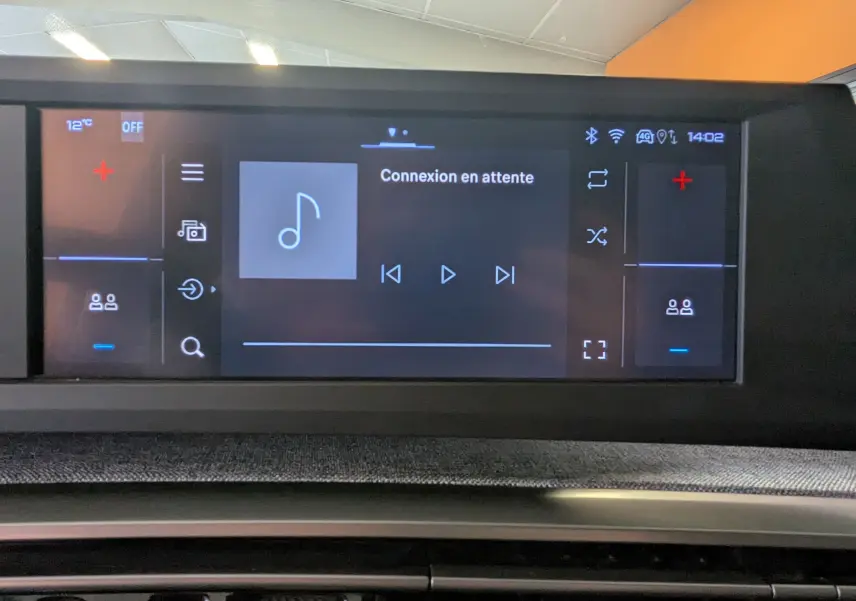 Écran tactile central du tableau de bord du Peugeot 3008 Hybrid blanc, affichant la musique en attente de connexion.