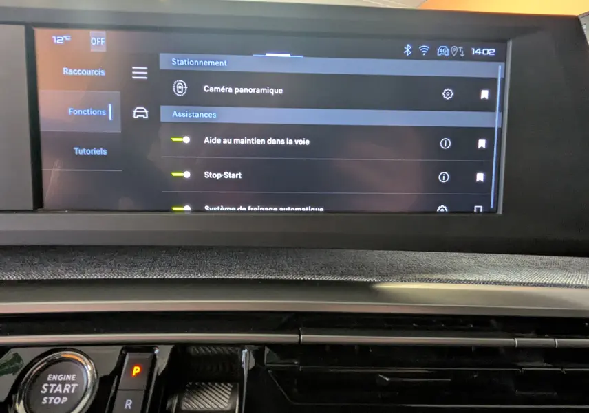 Écran tactile central du Peugeot 3008 Hybrid 145 Allure 2025 affichant les options d’assistance à la conduite.