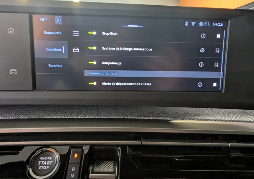 Écran tactile central du Peugeot 3008 Hybrid blanc, affichant les options d’aide à la conduite en intérieur.