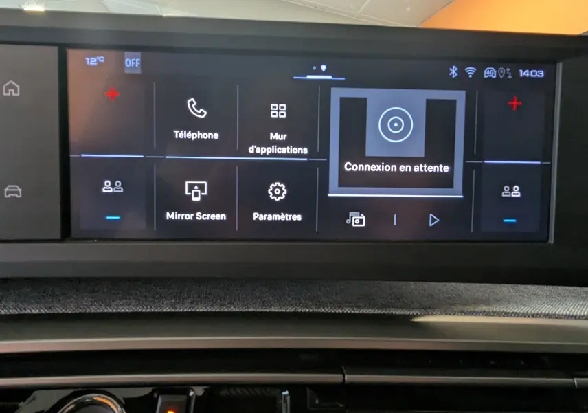 Écran tactile central du tableau de bord du Peugeot 3008 Hybrid blanc, affichant le menu principal connecté.