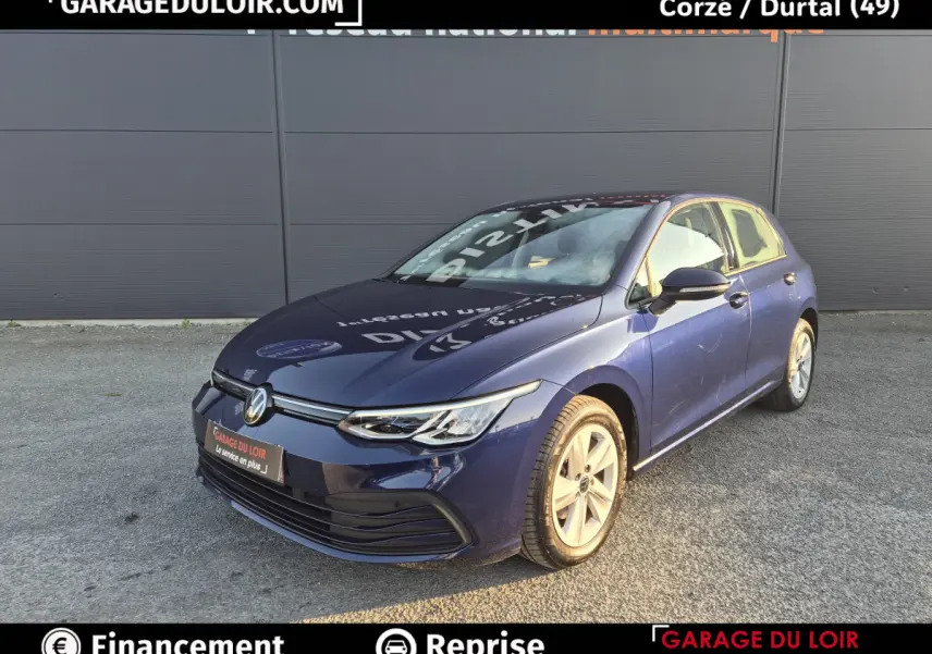 Volkswagen Golf bleu 2023 vue 3/4 avant droit, avec phares LED et jantes alliage argentées.
