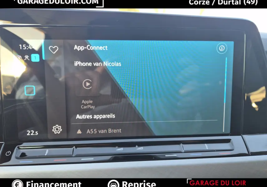 Écran tactile central de la Volkswagen Golf 2023 affichant Apple CarPlay, avec commandes climatisation en dessous.