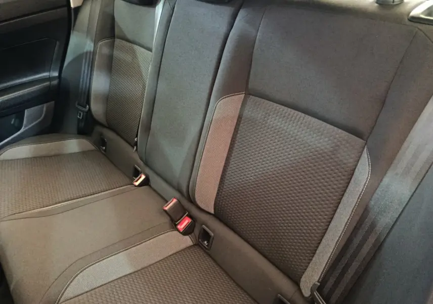 Vue rapprochée de la banquette arrière grise foncée du Volkswagen Taigo 2023 avec ceintures et fixation Isofix visibles.