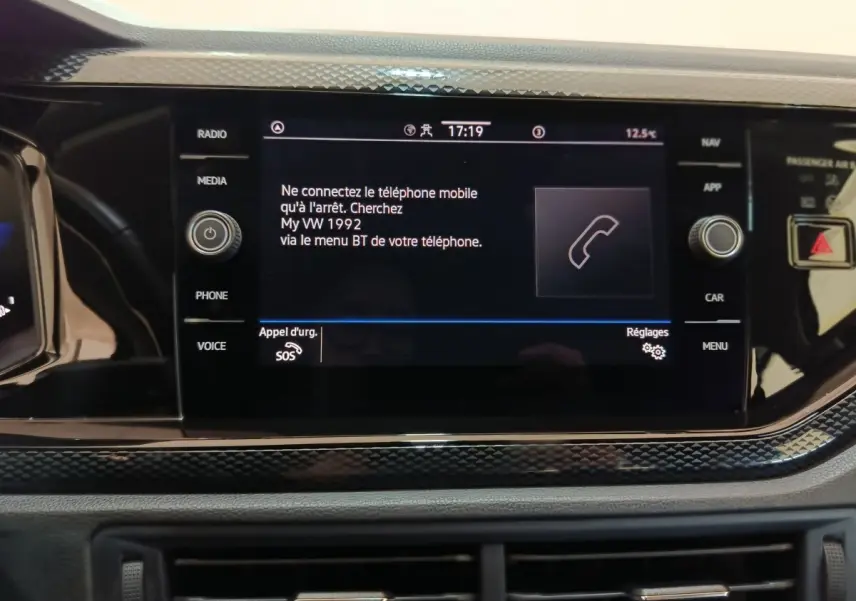 Écran tactile central du tableau de bord du Volkswagen Taigo gris foncé, affichant un message Bluetooth.