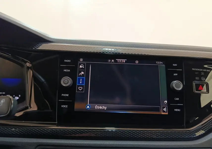 Vue rapprochée de l’écran tactile central du Volkswagen Taigo gris foncé, affichant le système de navigation.