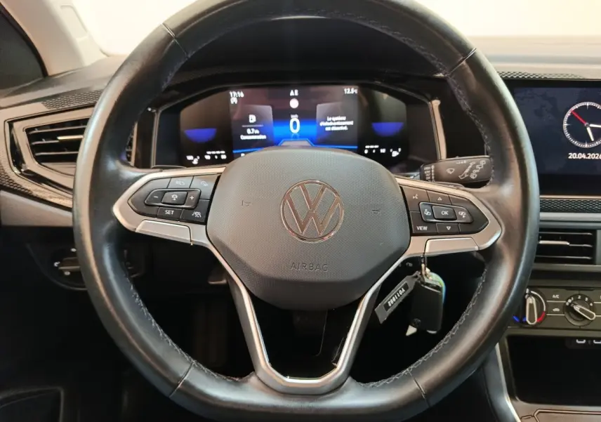 Vue rapprochée du volant noir de la Volkswagen Taigo 2023 avec affichage digital et commandes intégrées.