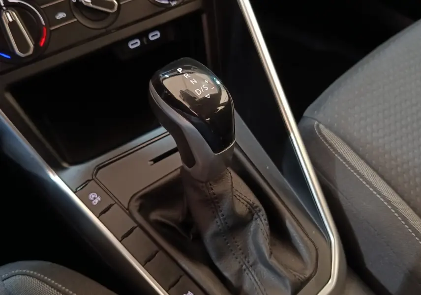 Le levier de vitesse automatique noir du Volkswagen Taigo 1.0 TSI 110 DSG Life Plus, vue rapprochée côté console centrale.
