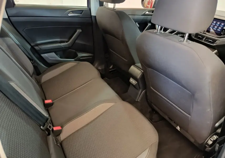 Vue intérieure arrière côté gauche du Volkswagen Taigo 1.0 TSI 110 DSG Life Plus 2023, sièges tissu gris foncé.