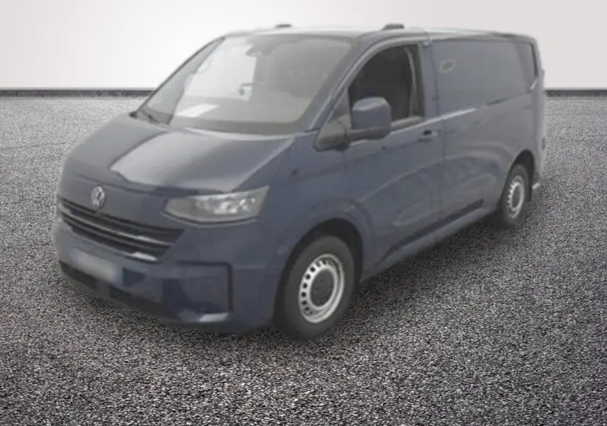 Vue 3/4 avant d'un Volkswagen Transporter bleu 2025 avec jantes acier et vitres teintées côté droit.