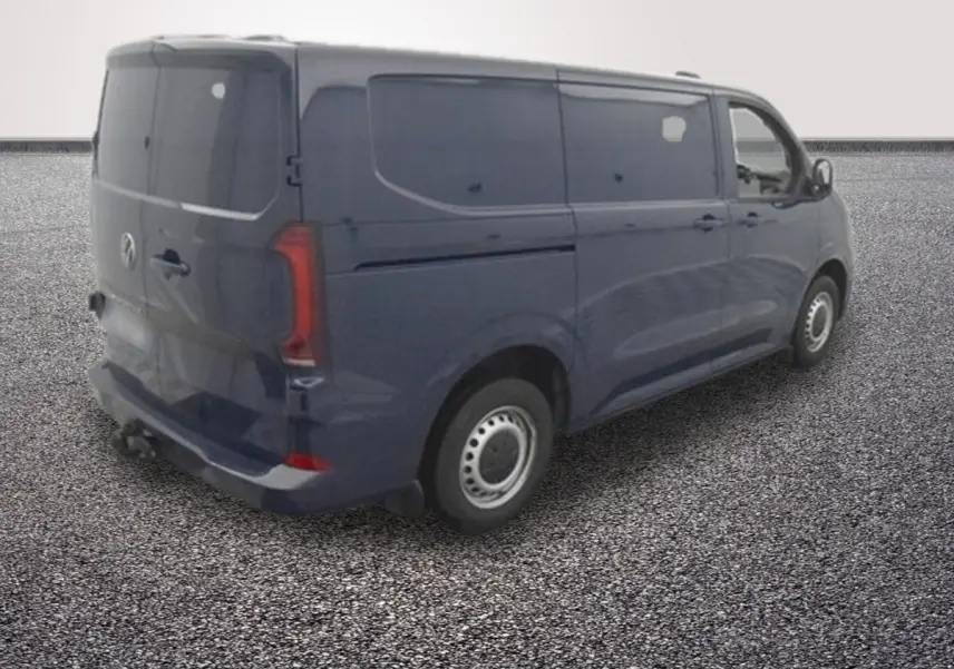 Vue 3/4 arrière droite d’un Volkswagen Transporter bleu 2025 avec vitres teintées et jantes acier simples.