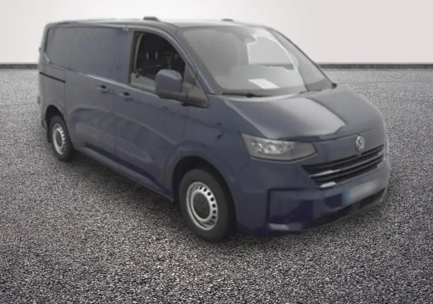 Vue 3/4 avant droit d'un Volkswagen Transporter 2.0 TDi 150 bleu, avec jantes acier et vitres teintées.
