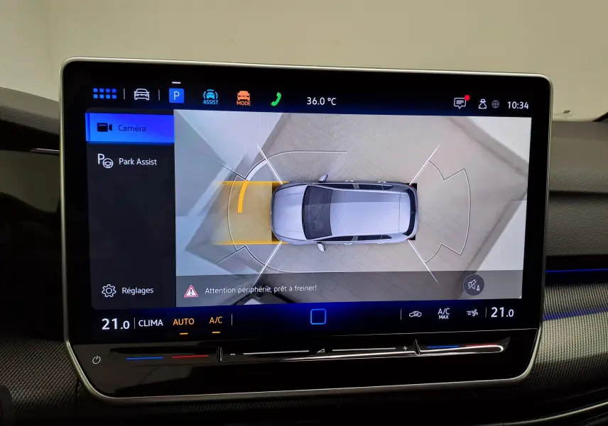 Écran du système d'infodivertissement montrant la caméra 360° avec vue aérienne d'une Volkswagen Golf bleu anémone.