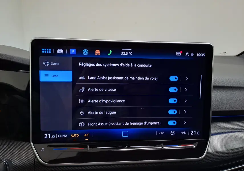 Écran tactile intérieur de la Volkswagen Golf 1.5 eTSI 150 DSG7 R-Line Edition montrant les réglages d’aide à la conduite.