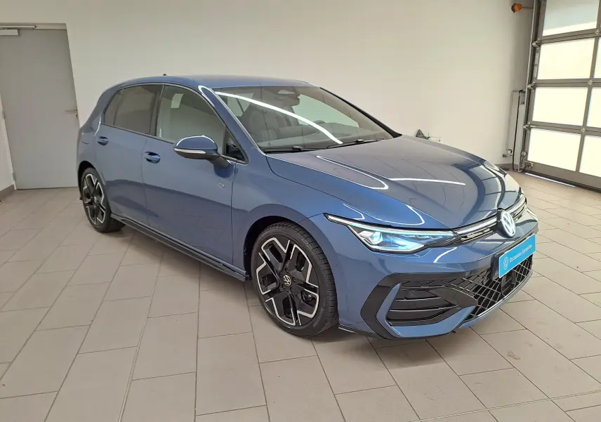 Volkswagen Golf 1.5 eTSI R-Line bleu anémone vue 3/4 avant avec phares allumés et jantes noires distinctives.