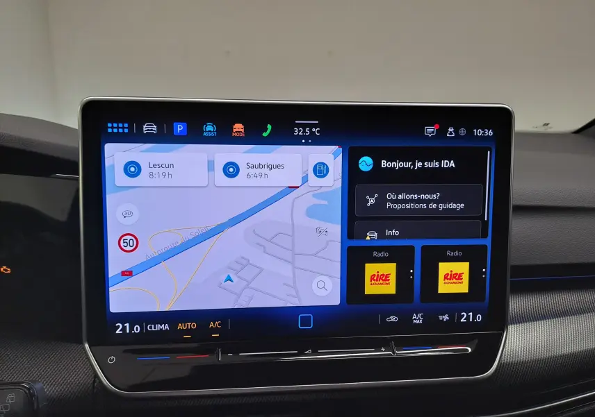 Écran tactile central du Volkswagen Golf 1.5 eTSI 150 DSG7 R-Line Edition affichant la navigation et l'interface multimédia.