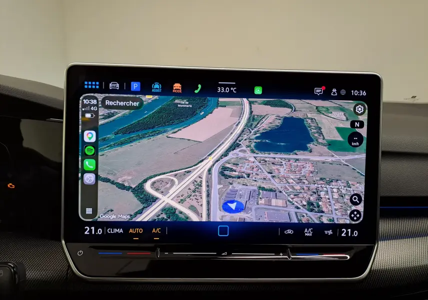 Écran tactile central affichant la navigation GPS dans l'habitacle d'une Volkswagen Golf Bleu Anémone 2025.