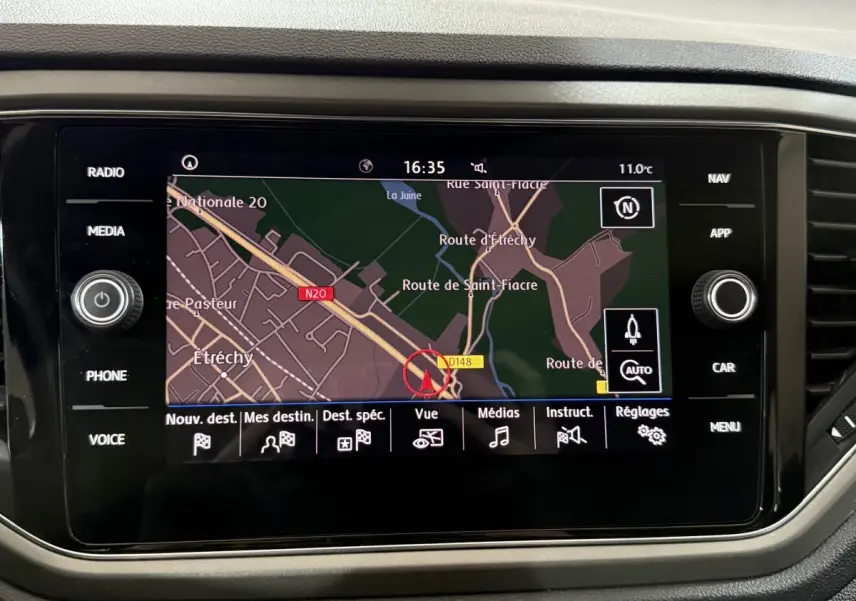 Écran tactile de navigation 8 pouces du Volkswagen T-Roc 2020 affichant une carte routière détaillée.
