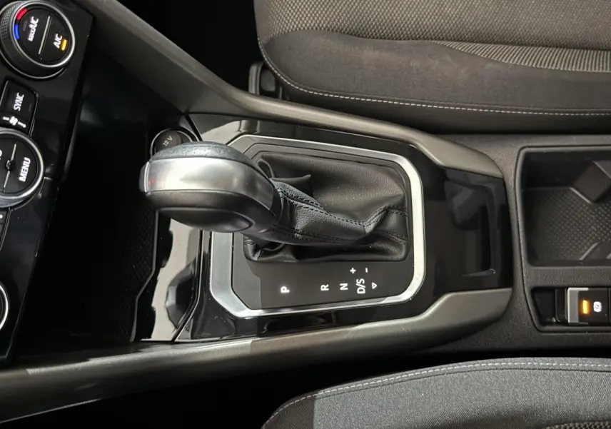 Le levier de vitesses automatique noir et argenté du Volkswagen T-Roc 2020, vue rapprochée de la console centrale.