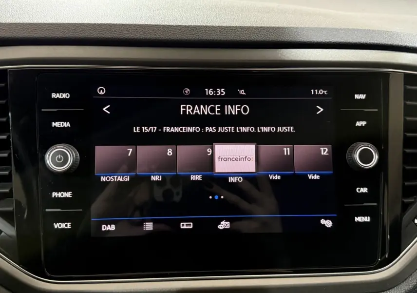 Écran tactile central du Volkswagen T-Roc 2020 affichant la radio France Info en mode DAB.