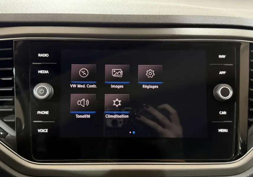 Écran tactile central du Volkswagen T-Roc blanc 2020 affichant les options média, images, réglages, tonalité et climatisation.